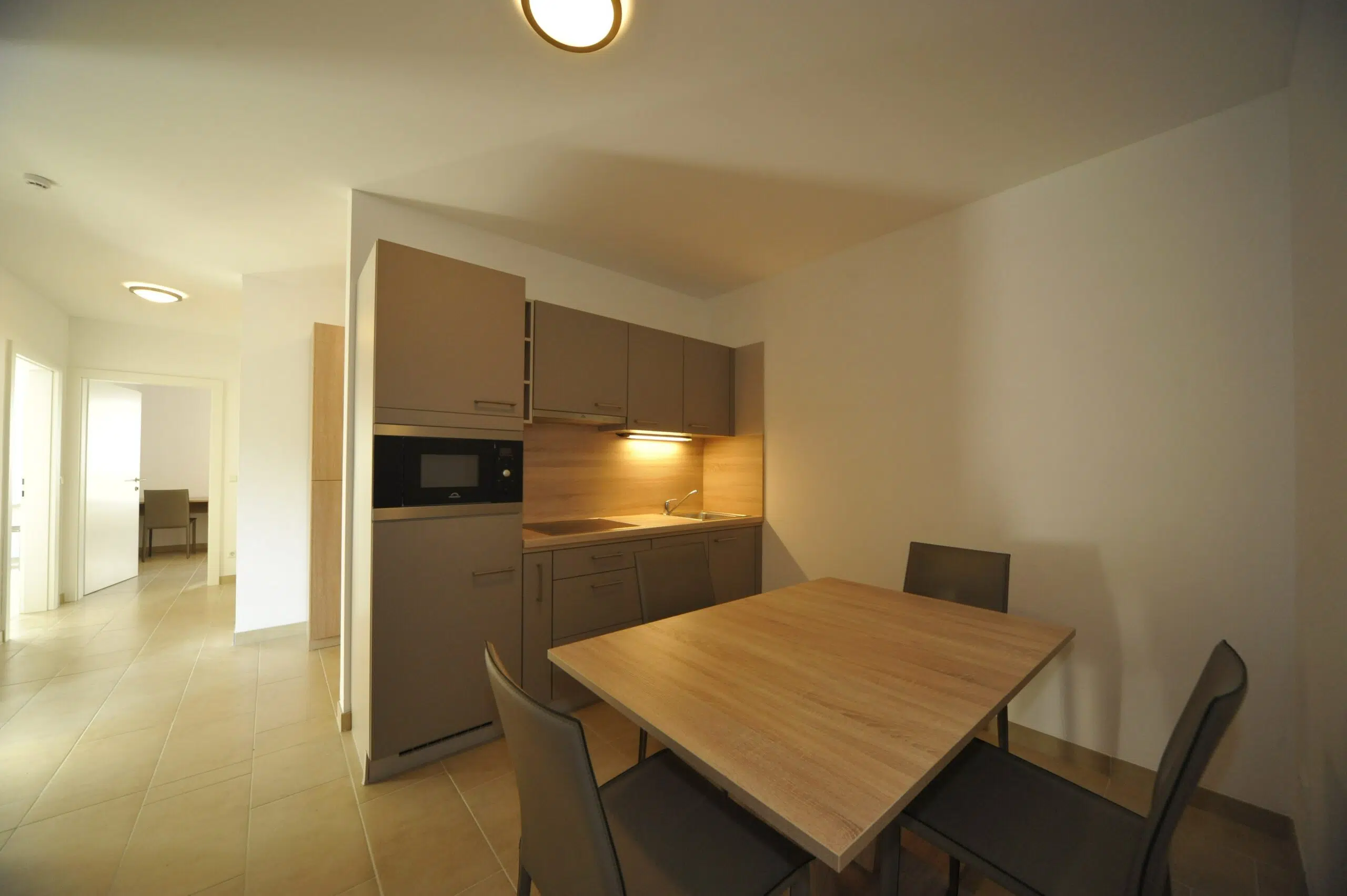 Kitchen with dining table Fitters in graz