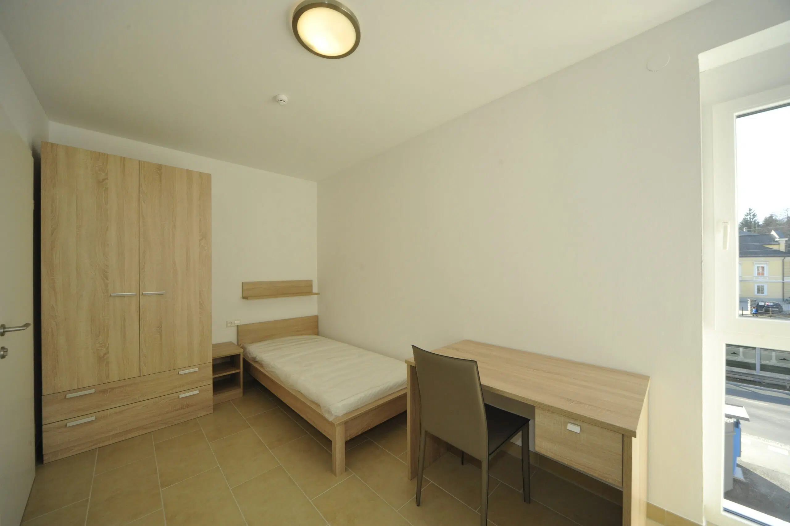Schlafzimmer mit Einzelbett in Monteurwohnung in Graz